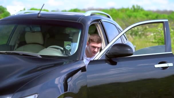 Man het openen van de deur van een auto en uitstappen — Stockvideo