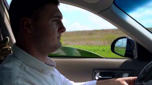 Ung man koncentrerar sig på sin körning — Stockvideo