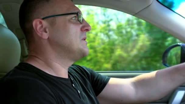 Medelålders man som kör bil på en motorväg — Stockvideo