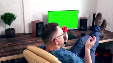 Stresli işadamı pencereden dışarı bakıyor