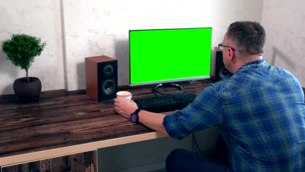 Homme d'affaires travaillant en ligne sur un ordinateur de bureau — Video