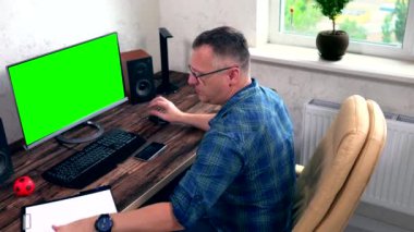 İş adamı masaüstü monitöründen notlar alıyor