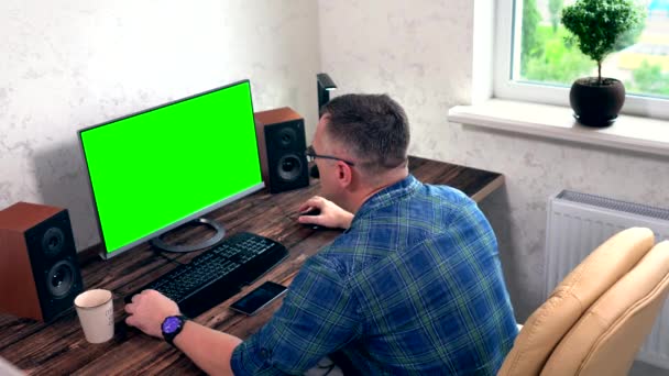 Zakenman werken bij een computer opstaan — Stockvideo