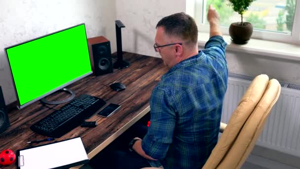 Bir kafa Scratcher kullanarak vurguladı işadamı — Stok video