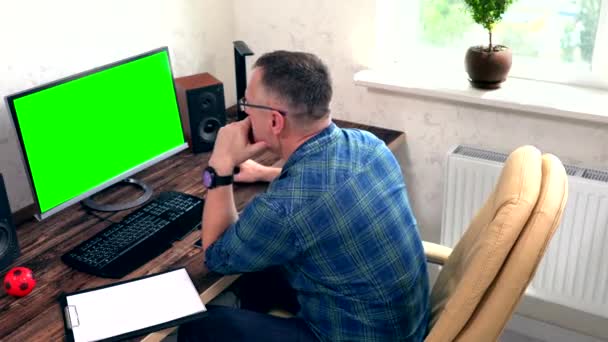 Zakenman leest gegevens op zijn computer monitor — Stockvideo