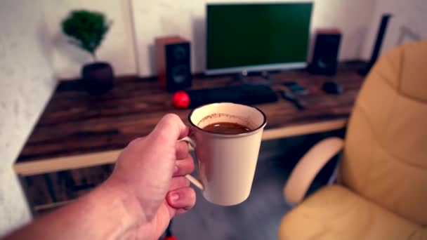 Bir fincan espresso kahve taşıyan işadamı — Stok video