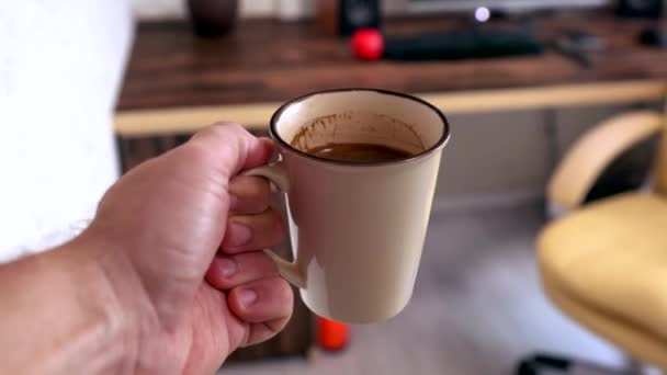 Empresario llevando cuidadosamente una taza de espresso — Vídeos de Stock