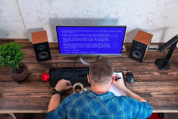 Uomo d'affari prendere appunti dal suo schermo del computer — Foto Stock