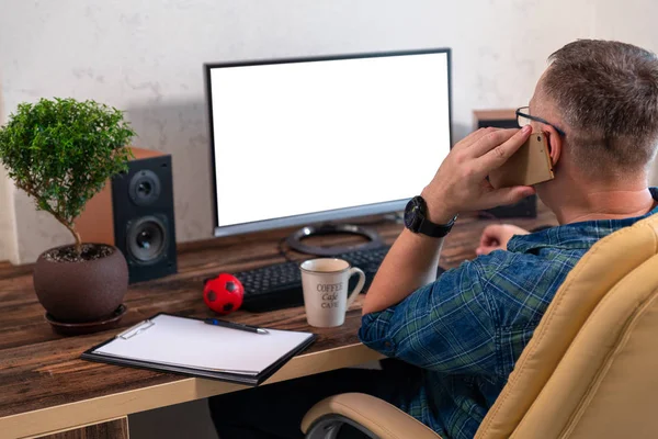 Affärs man ringer ett telefonsamtal på kontoret — Stockfoto