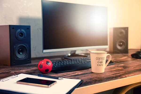 Taza grande de café caliente en una estación de trabajo de oficina — Foto de Stock