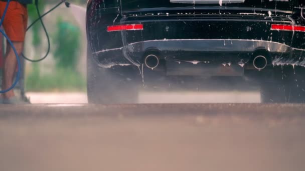 Bir araba yıkama bir arabanın zemin seviyesi görünümü — Stok video