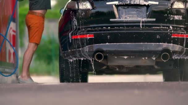 Marknivå syn på tvålvatten på en bil — Stockvideo
