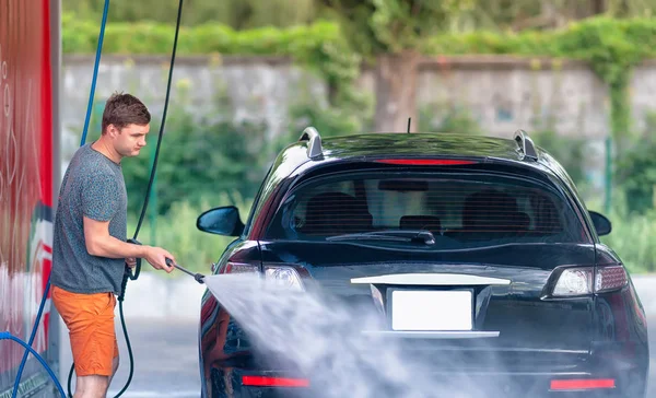 Young man cleaning his car — Stock Photo, Image