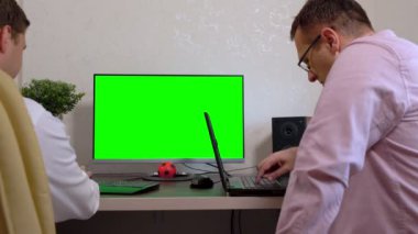 Senkronize bilgisayarlarda birlikte çalışan iki adam