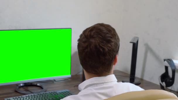 Empresario trabajando en una oficina haciendo una pausa — Vídeo de stock