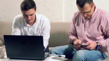 Yanında bir işadamı için nakit sayan adam