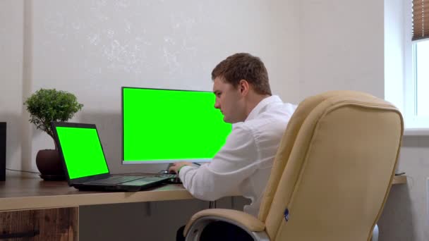 Affärsman som arbetar från en bärbar dator — Stockvideo