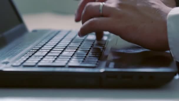 homme d'affaires tapant sur un clavier d'ordinateur portable 