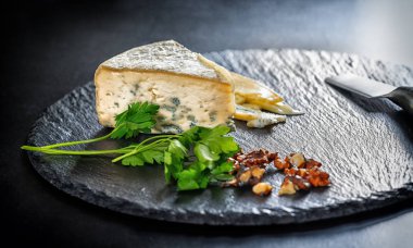 Doğranmış ceviz ile lezzetli mavi peynir