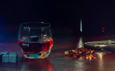 Soğutulan küp ile olgunlaşmış malt viski Cam