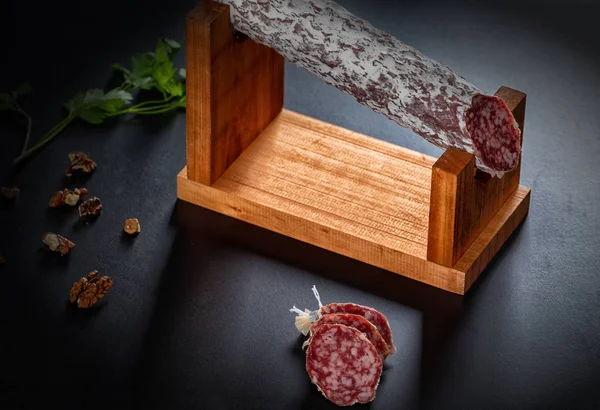 Salsiccia di salame affettata piccante su uno stand — Foto Stock