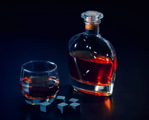 Black shungite chilling cubes with glass of whisky — Stock Photo, Image