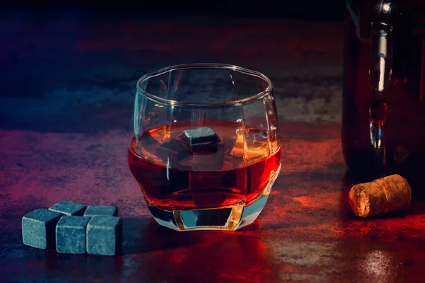 Glas Cognac med gråa stenar — Stockfoto