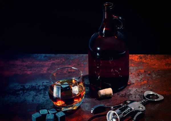 Bar Stilleben med dekanter och glas whisky — Stockfoto