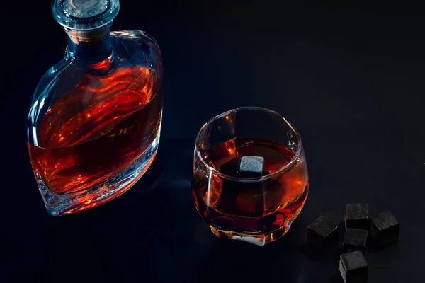 Decantador de whisky maduro de malta con vaso lleno — Foto de Stock