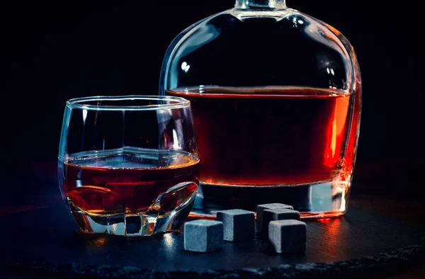 Bar nature morte avec whisky et cubes de refroidissement — Photo