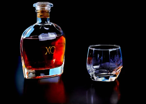 Decanter av mognat Cognac med ett glas — Stockfoto