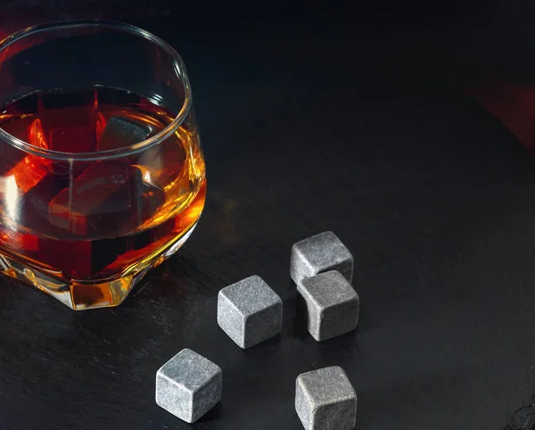 Primer plano de piedras grises para bebidas y vidrio — Foto de Stock