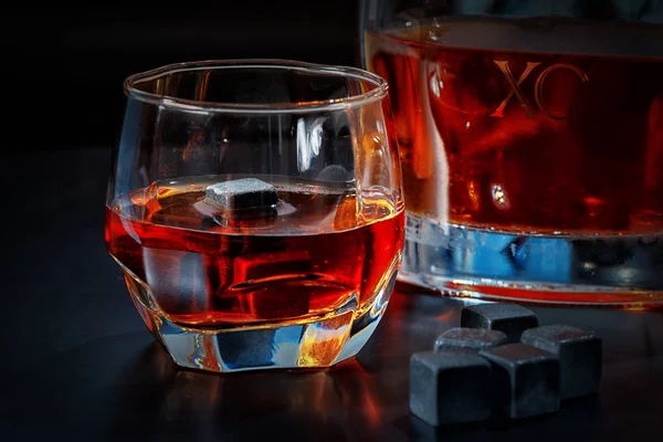 Brillante vaso de whisky con cubos helados — Foto de Stock