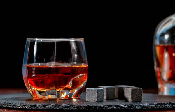 Verre de whisky avec cubes de refroidissement noirs — Photo