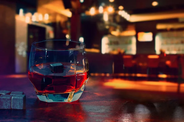 Bicchiere di whisky freddo in un bar di notte — Foto Stock