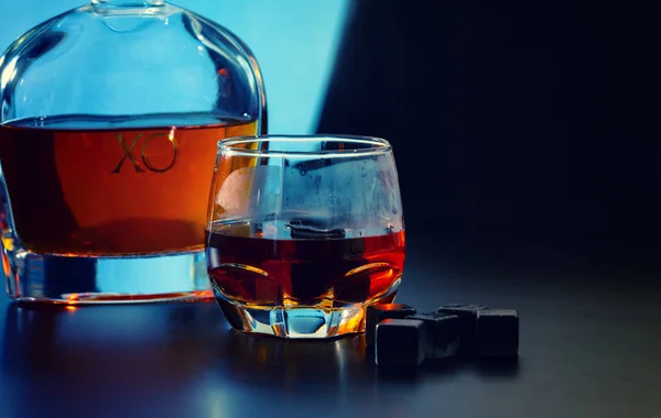 Cubetti di ghiaccio riutilizzabili con bicchiere di whisky di malto — Foto Stock