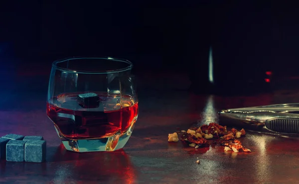 Verre de whisky malté affiné avec cube réfrigérant — Photo