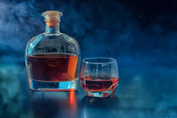 Whisky di malto in un bicchiere con decanter in sughero — Foto Stock