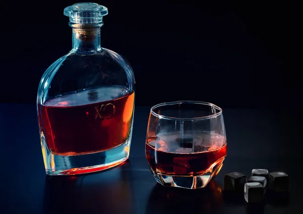 Bottiglia di cognac o whisky con bicchiere pieno — Foto Stock