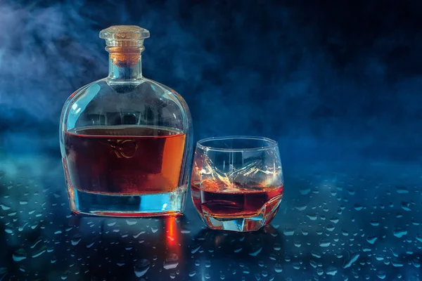 Bouteille et verre de whisky mûri sur comptoir — Photo