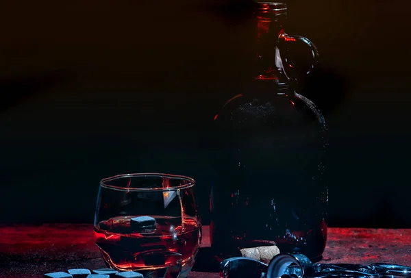 Ночная жизнь натюрморт с виски на барной стойке — стоковое фото