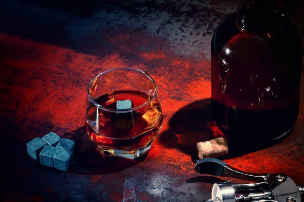 Bicchiere di whisky con decanter e cubetti refrigeranti — Foto Stock