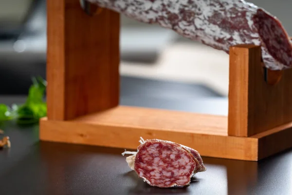 Fine affettata di una salsiccia di salame fresca — Foto Stock