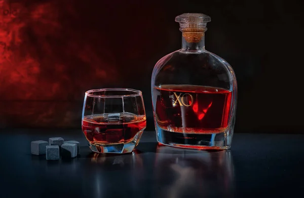 Pub martwa żywotność brandy w szklance i dekanter — Zdjęcie stockowe