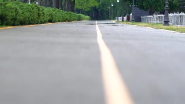 Caminar a lo largo de la línea amarilla central en una carretera — Vídeos de Stock