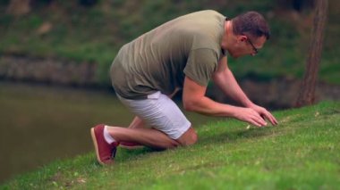 Adam bir gölet çimenli banka arıyor