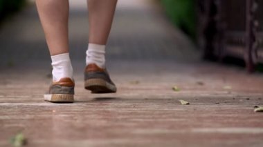 Ayakkabı içinde bir patika boyunca yürüyüş adam