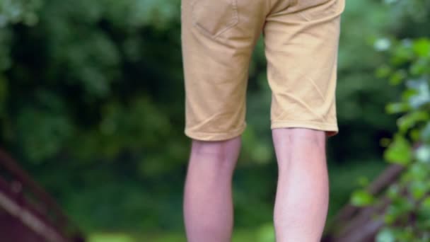 L'homme s'éloigne lentement sur un pont — Video