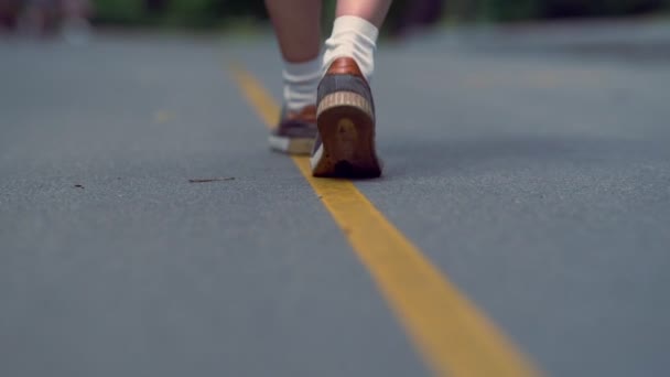 Человек в повседневной обуви и носках уходит — стоковое видео