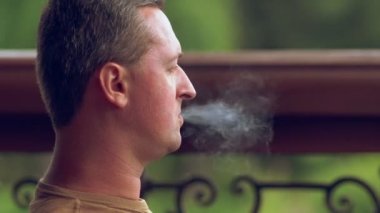 Adam sigara ve açık havada kahve içme